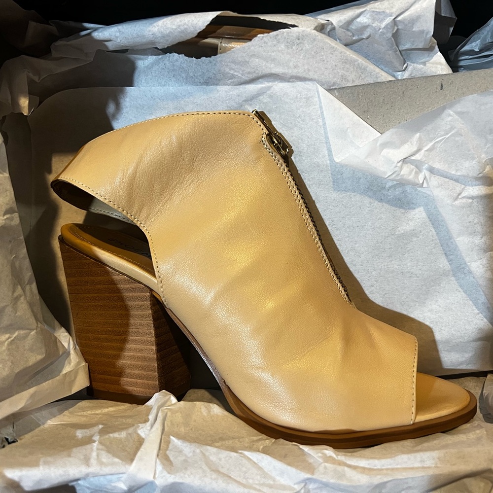 Elegant Cream Peep-Toe Block Heel by ShoeMint